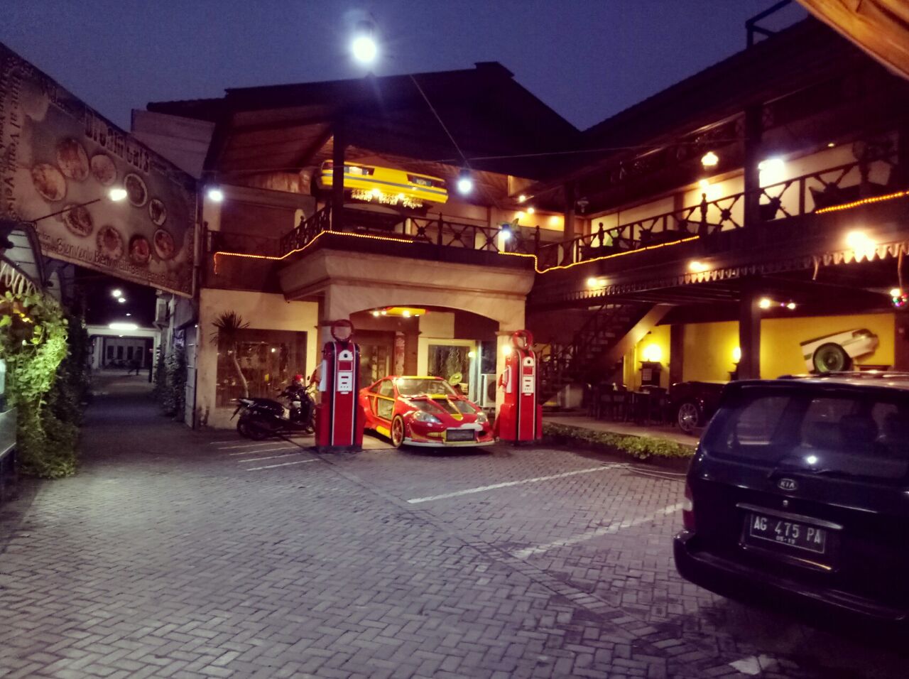 Dijual Bekas Restoran  di  Jl Raya Wiyung Surabaya  Barat 