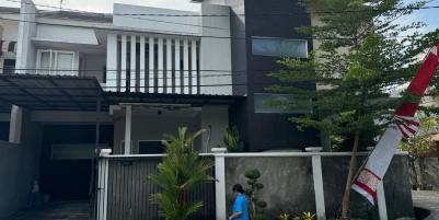 Dijual Rumah Hook Semi Furnished Lokasi Strategis di Semolowaru Elok Surabaya Timur