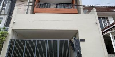 Rumah baru 4lantai rooftop Pulomas Jakarta Timur 