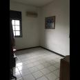 Ada kolam renangnya. Rumah second dijual di cinere, depok