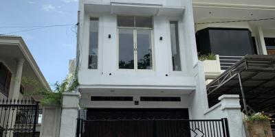 Dijual Rumah 3,5 Lantai di Satelit Barat, Surabaya